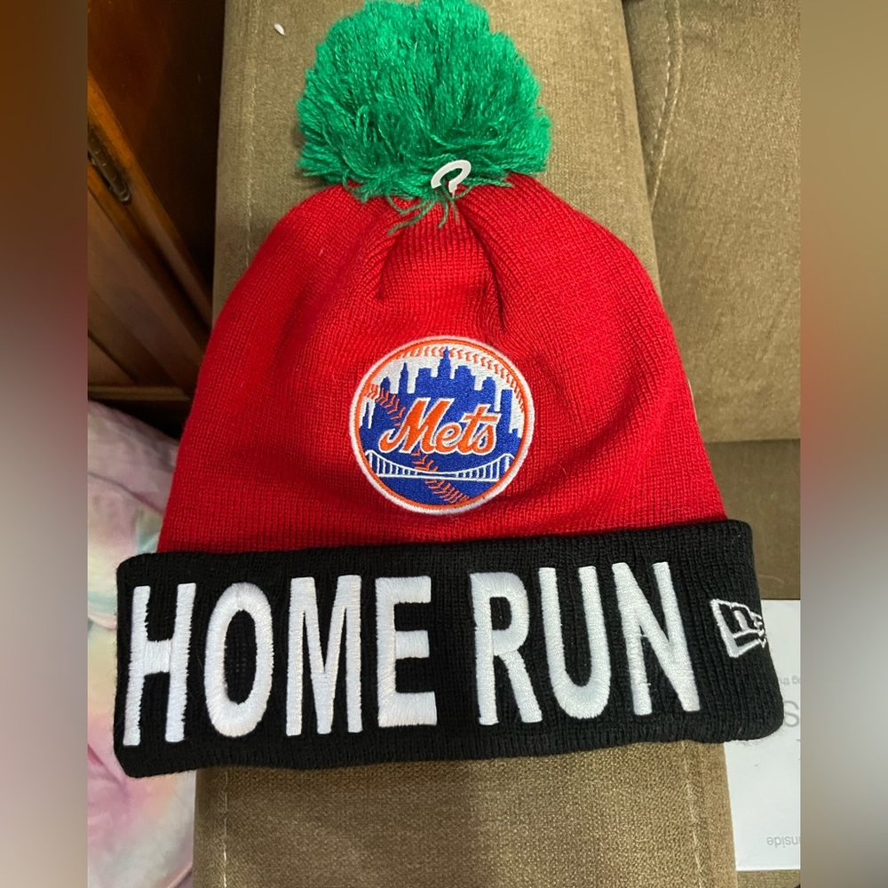 The 7 line Mets home run apple winter hat